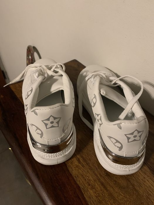 Śluczne buty biale ze srebrnym dodatkiem