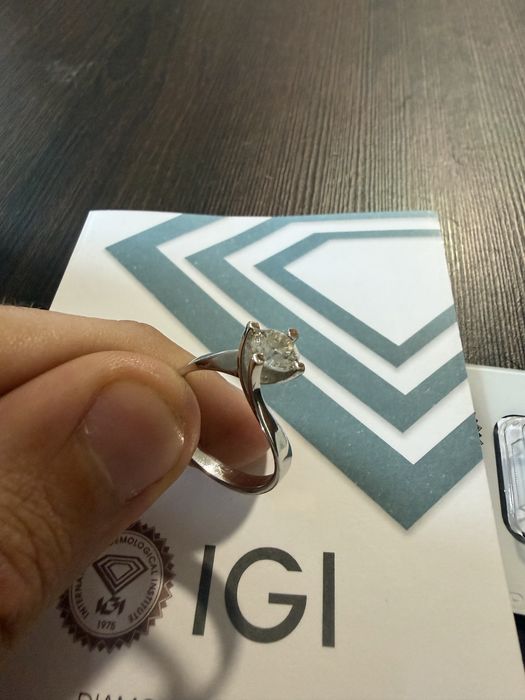 Pierścionek zaręczynowy z naturalnym diamentem 0,90 ct | IGI