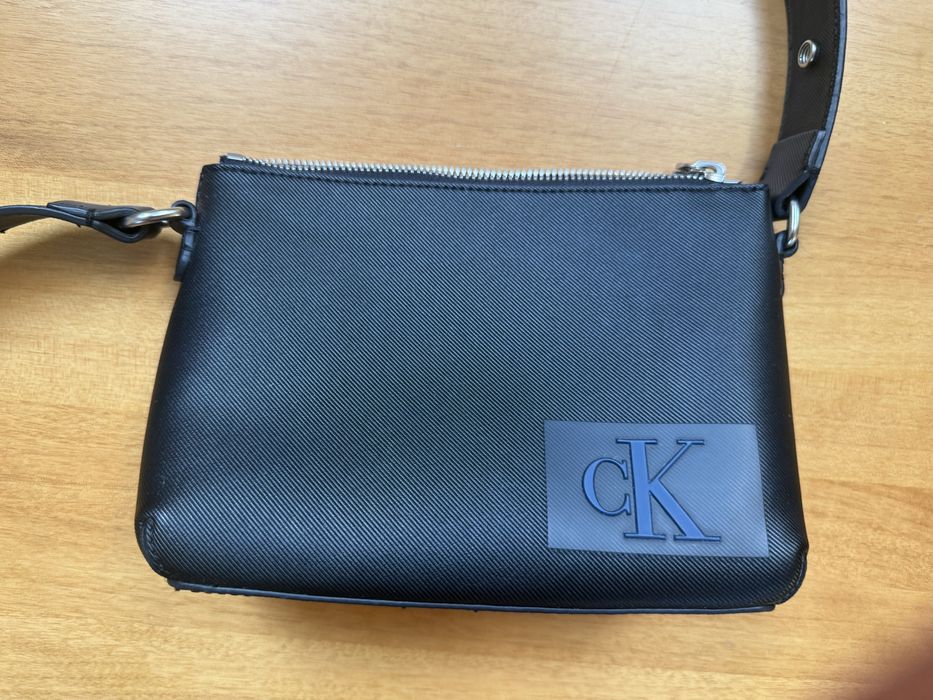 сумка Calvin Klein, модель из экокожи с текстурой сафьяно