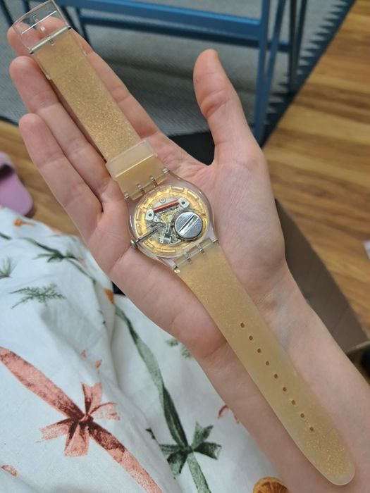 Złoty brokatowy zegarek swatch new gent