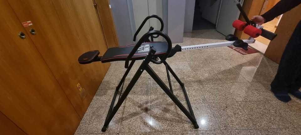 Mesa de inversão dobrável e ajustável