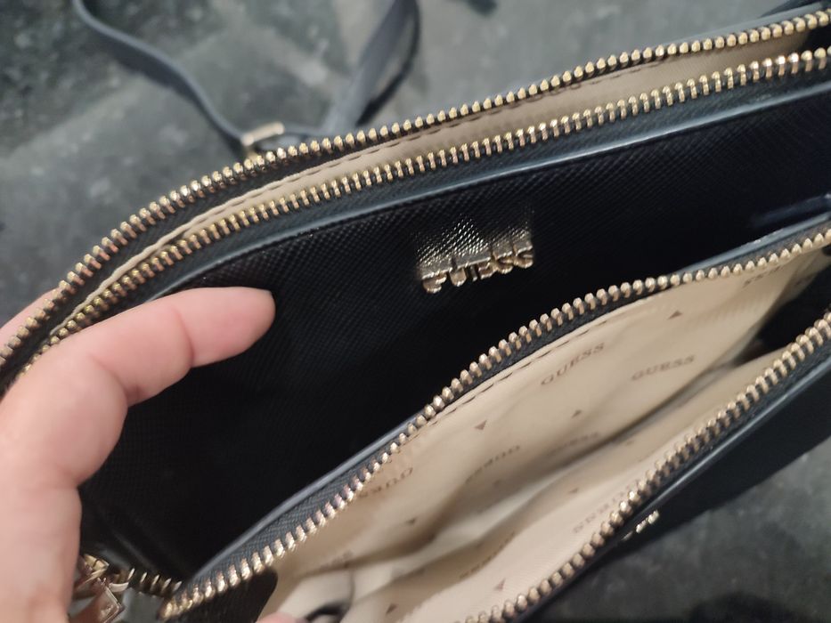Mala Guess preta