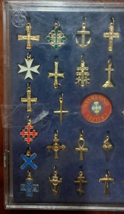 Pendentes, cruzes universais
