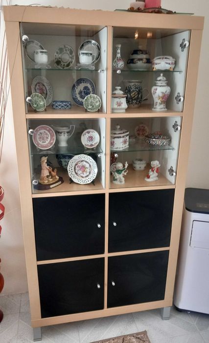 Estante Ikea Kallax com 8 Cubos e Portas