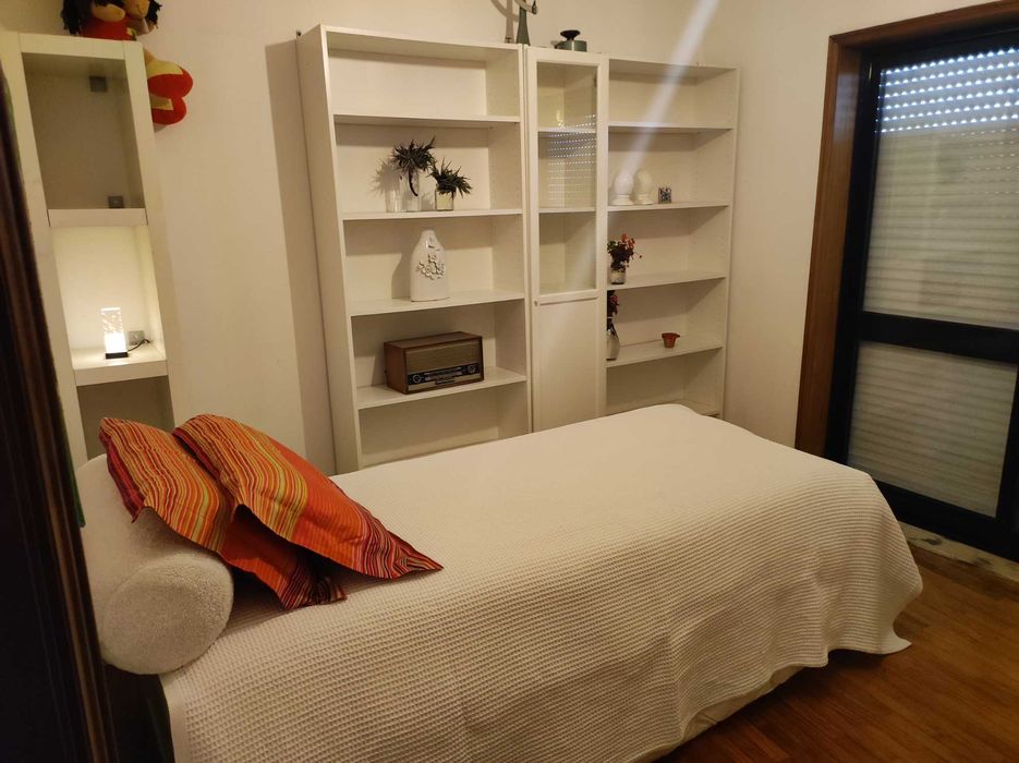 Quarto individual muito amplo,com luz direta