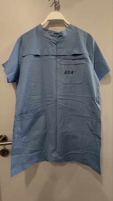 Conjunto azul con o nome ADA