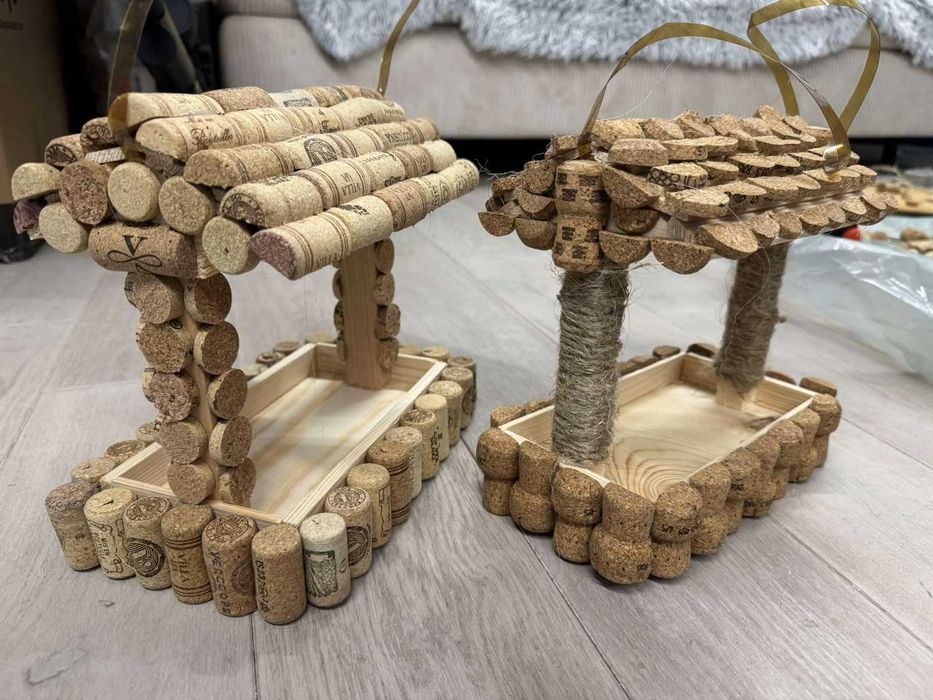 Дерев'яна невеличка годівниця для птахів