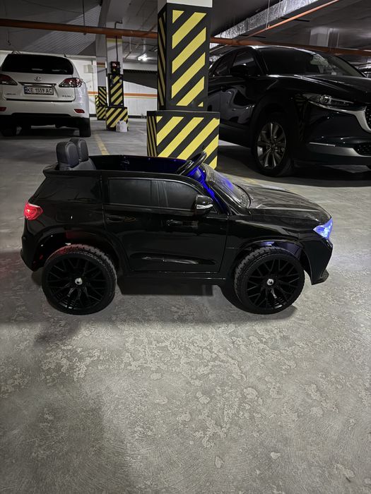 Продам дитячу машину електромобіль bmw повнопривідну  на рік дитині