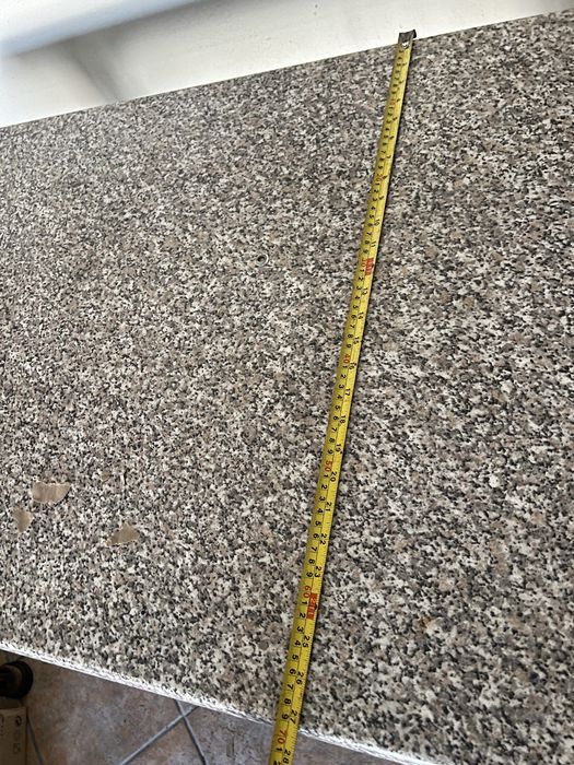 Mesa com tampo em granito/pedra e pés metálicos – 110 x 70 cm