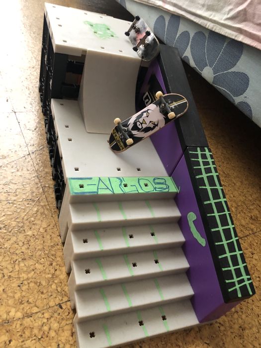 Pista de mini skate com 2 skates