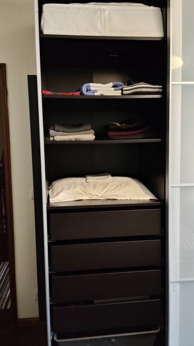 Roupeiro  IKEA Pax 300x236cm (4 módulos de 75cm cada) com portas deslizantes em vidro fosco e interior completo