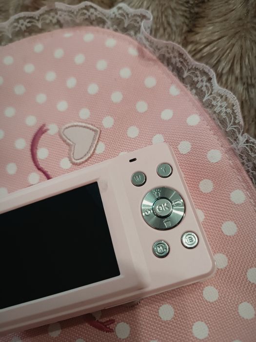 Милая розовая камера,  хорошее качество фото, вспышка, зарядка
