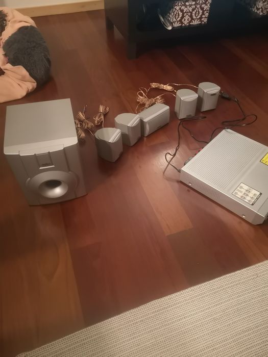 DVD Sanyo com sistema de som 5.1
