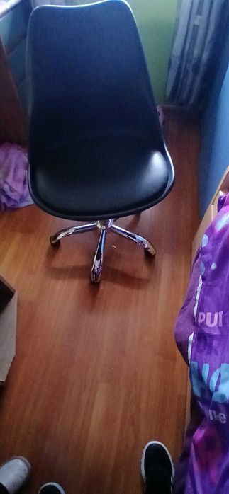 Escrivaninha com cadeira