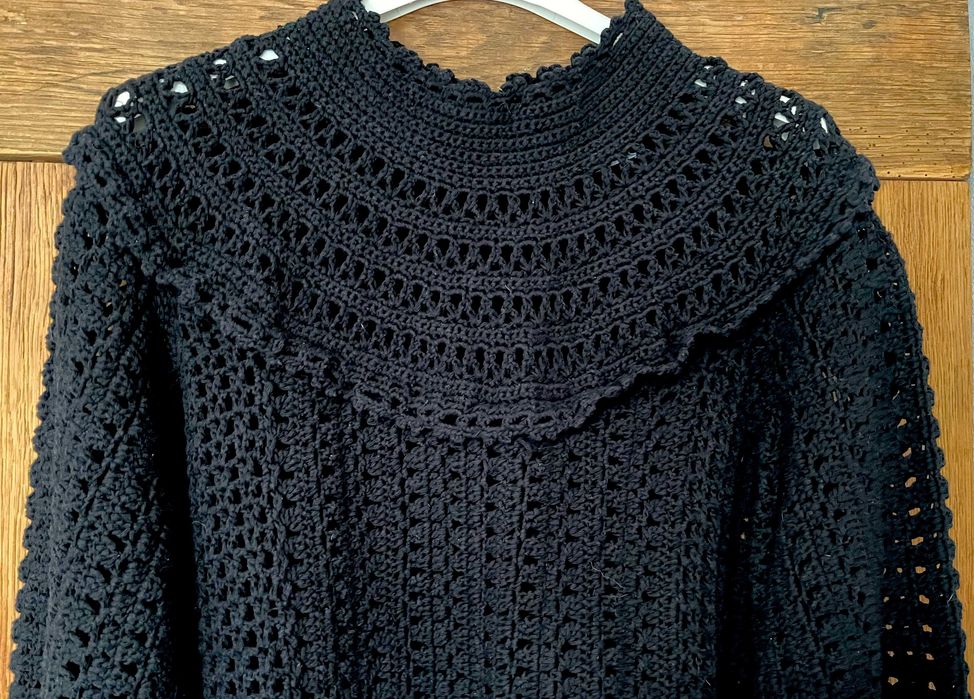Sweter Rixo czarny szydełkowy kołnierz falbanki