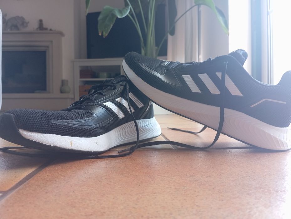 Tênis adidas pretos e brancos