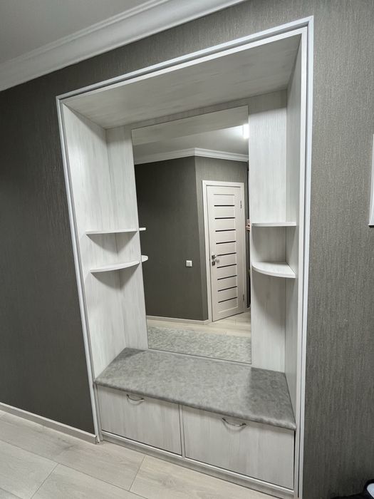 Прихожа з дзераклои та пуфіком