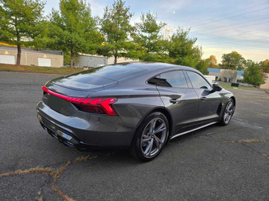 Audi e-tron GT      2022