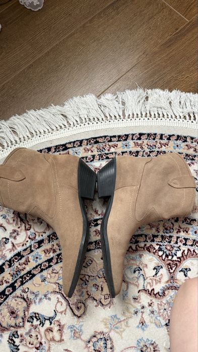 Козаки з натуральноі замші 39р, PULL&BEAR