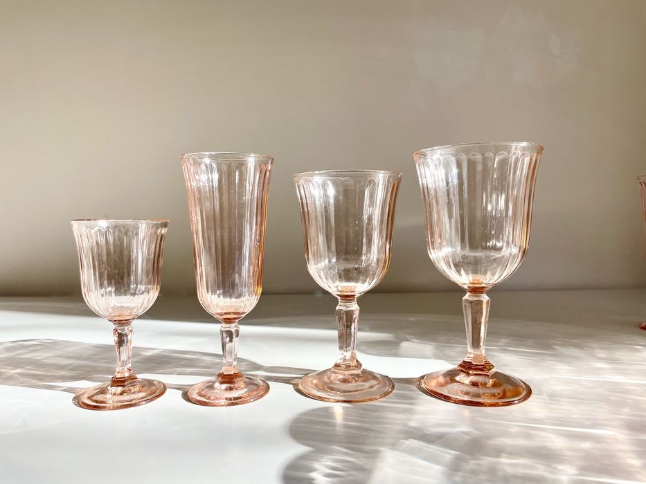 Conjunto de 36 copos antigos em vidro rosado – elegância vintage