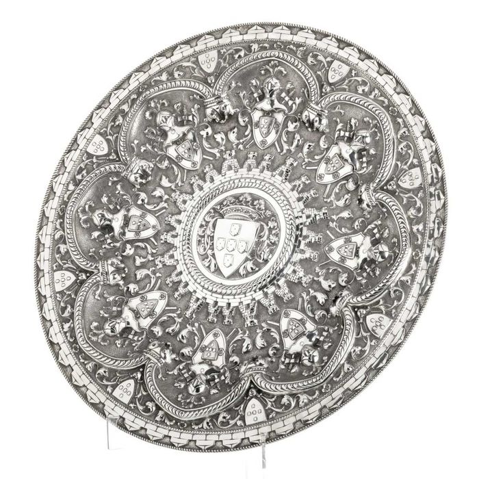 Salva recortada em prata