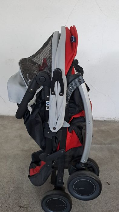 Carrinho Chicco vermelho
