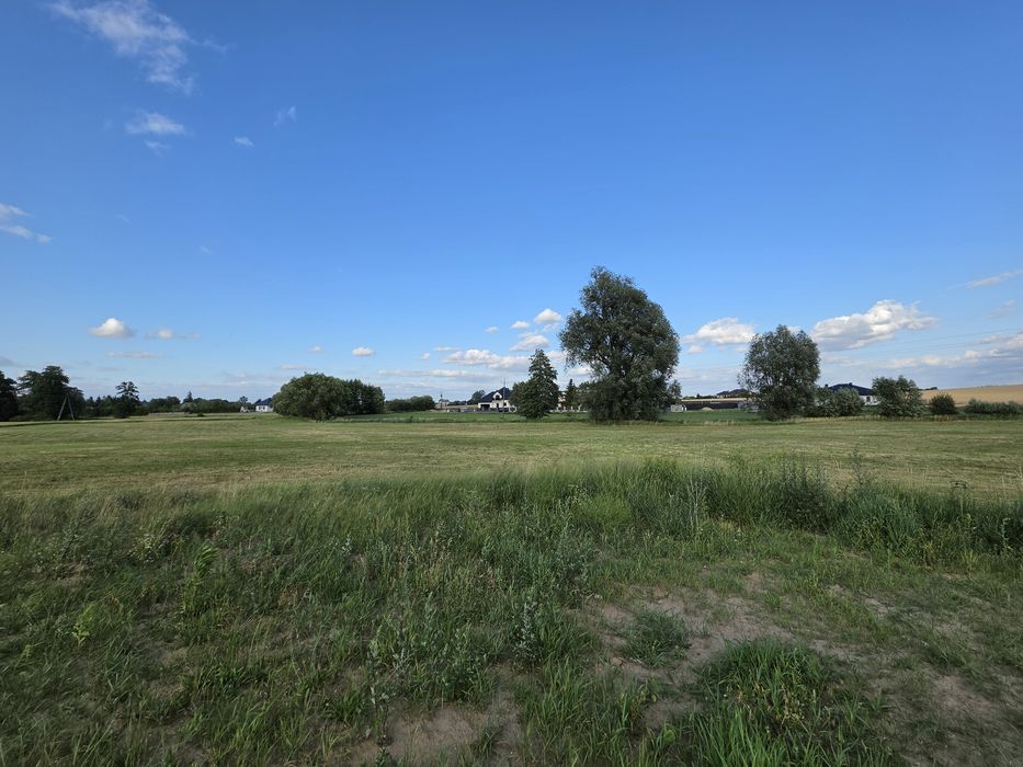 Trzy działki budowlane od 883m² do 1230m²