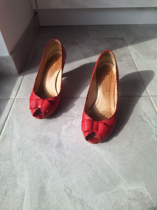 Czerwonego skórzane czółenka