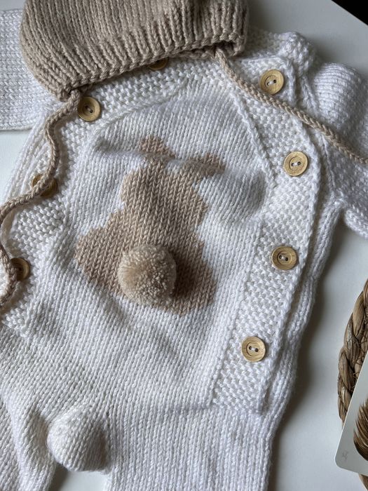 Вязаний нарядний костюмчик зайки, костюмчик на виписку на хрещення