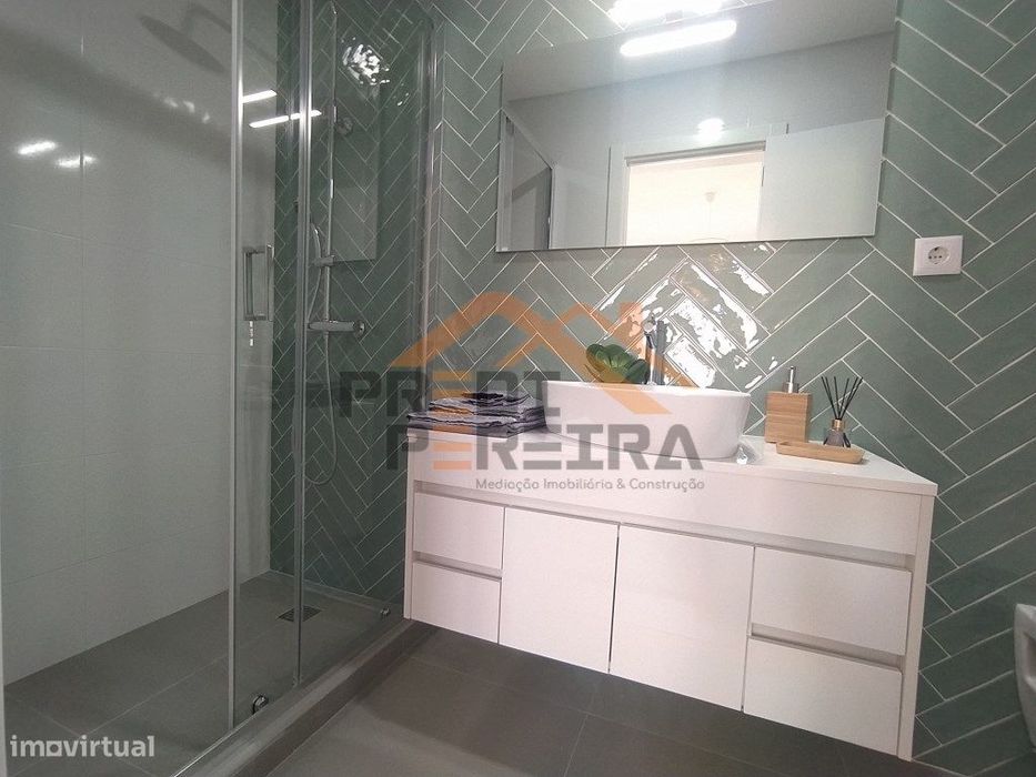 Situado em Benfica, apartamento T3 em processo de remodelação.
