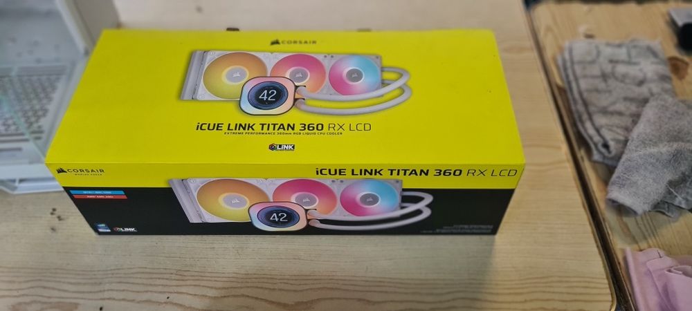 Refrigeração Líquida Corsair iCUE LINK TITAN 360 RX LCD 360mm 3 Ventoinhas RGB