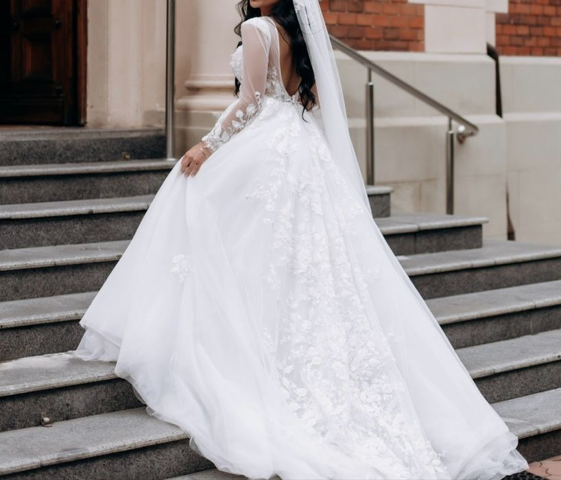 Весільна сукня.