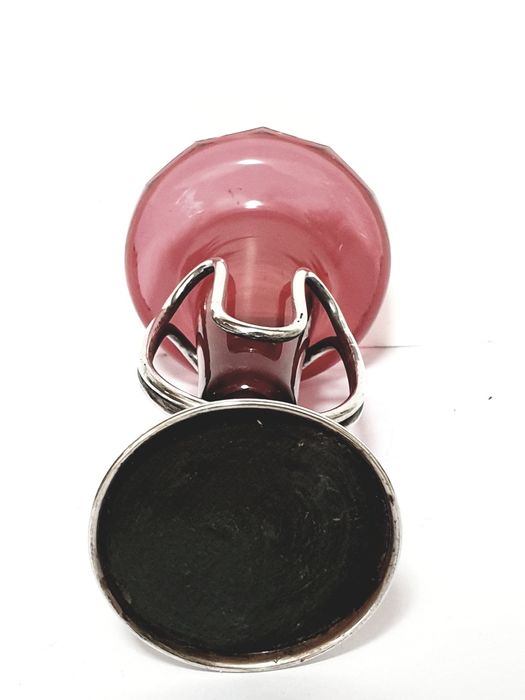 Antiga jarra solitária c. armação em prata artística e vidro cranberry