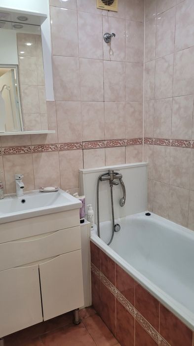 Квартира двокімнатна 57 кв.м .Центр Микулинці