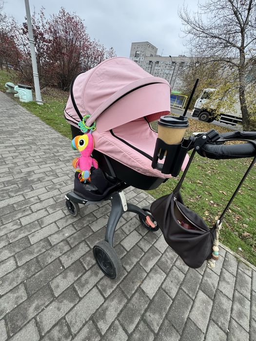 Коляска Stokke Xplory V5 3 в одном в двух цветах черный и розовый