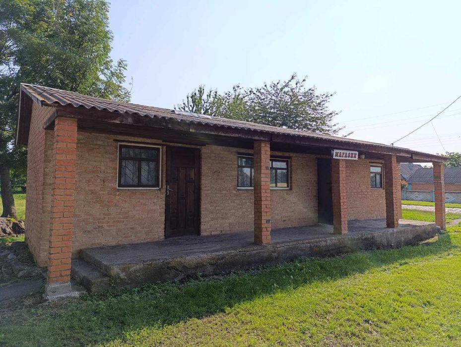 Продам магазин в центрі села Великі Крушлинці площею 35,1 кв.м.
