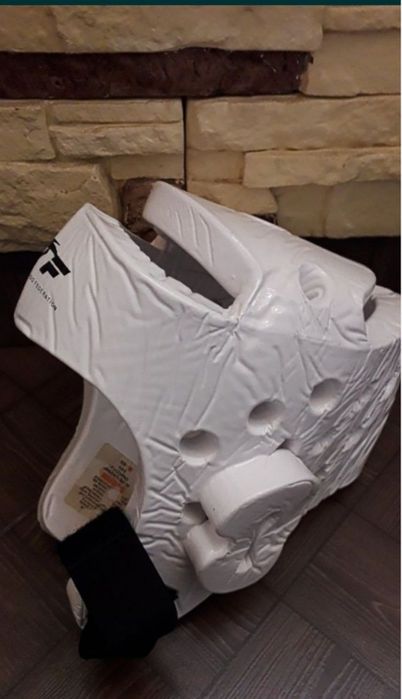 Шлём для заняття єдиноборств ( тхеквандо)