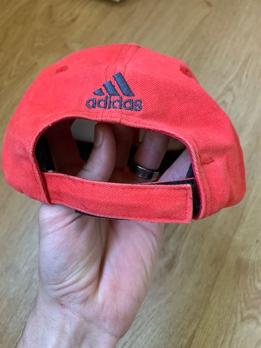 Кепка adidas червона