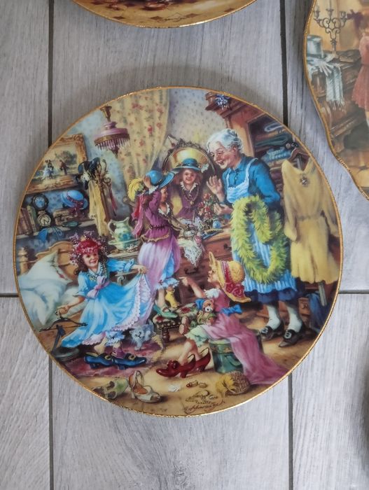 Świąteczne porcelanowe talerze na ścianę.