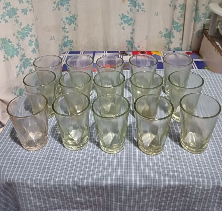 Стаканы прозрачные, фужеры, кофейные чашки. Тарелка для микроволновки.