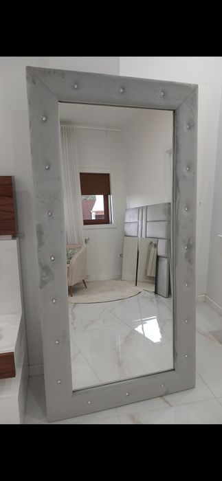 Cabeceira estofada e espelhos