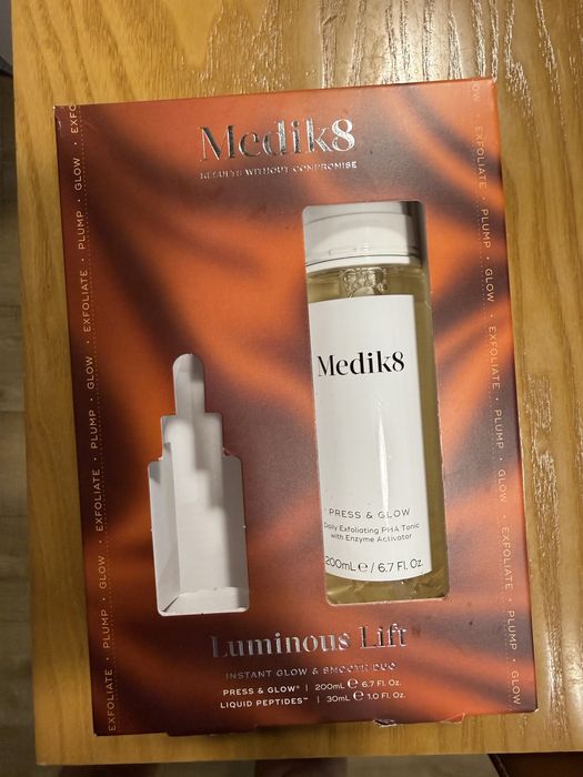 Тонер medik8 press and glow
