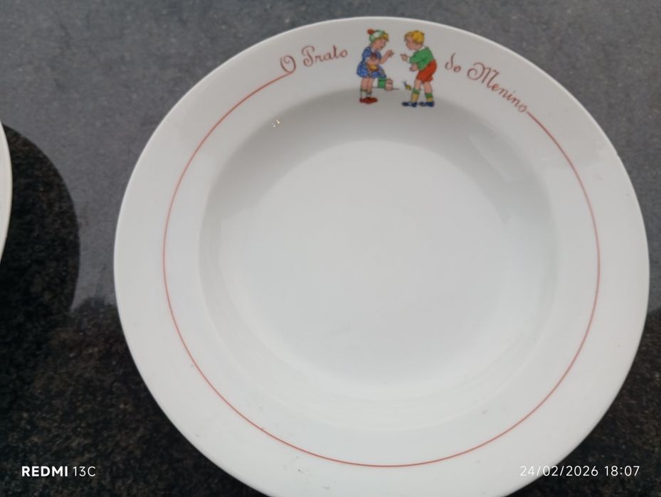 Diversos pratos porcelana