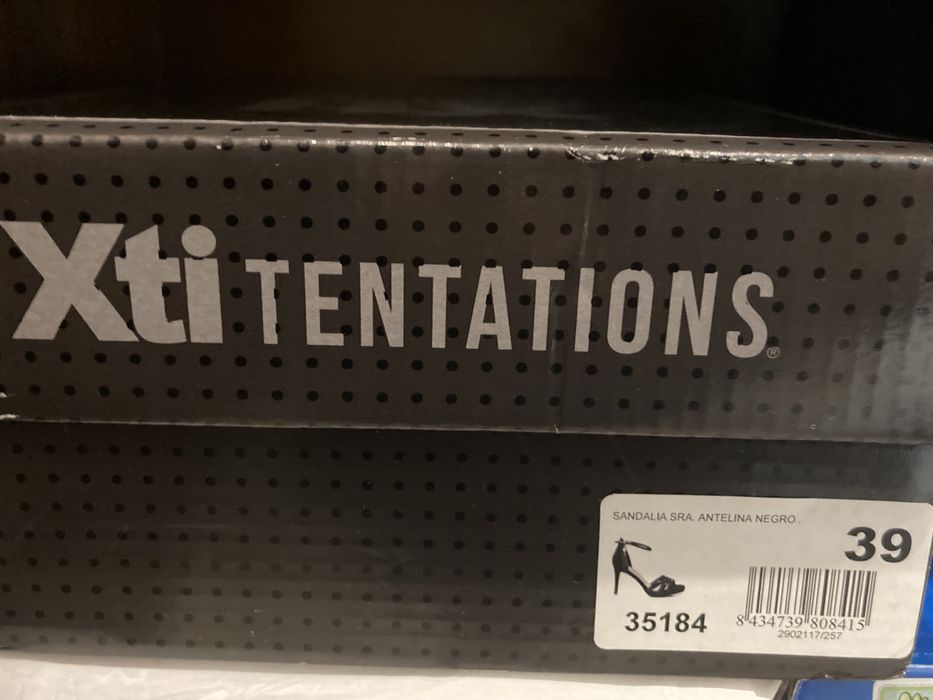 Sandálias pretas NOVAS