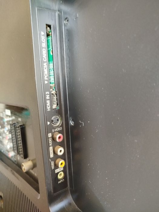 Televisão como nova com comando praticamente novo e uma box