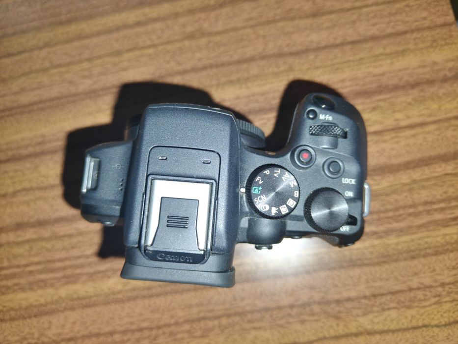 Canon EOS R10 como nova, com lente RF-S 18-45