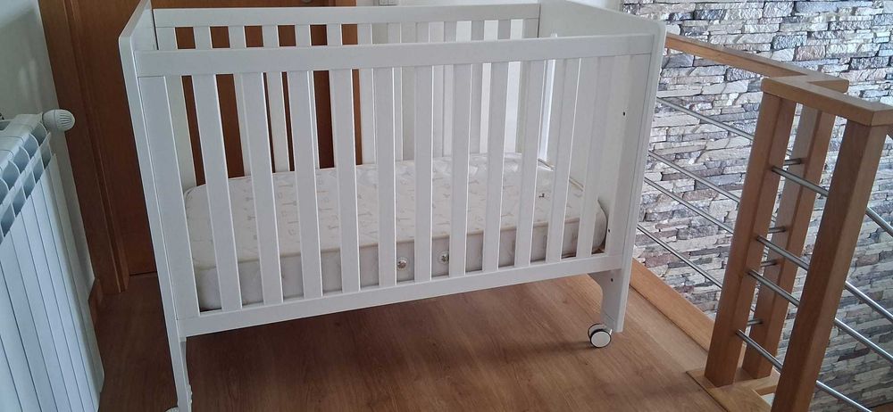 Cama de bebé com grades - como nova!