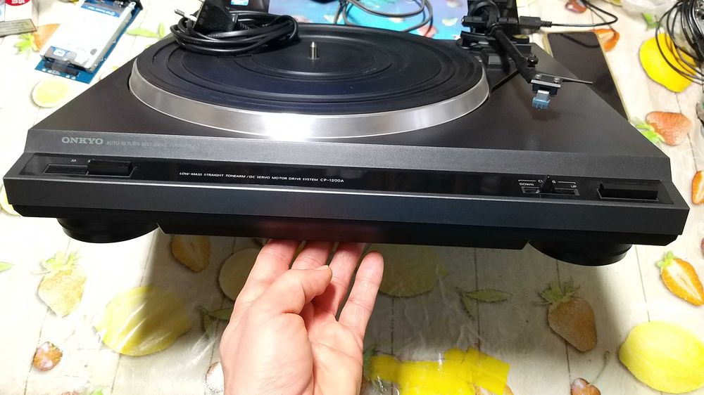 Gira-discos Sony e Grundig