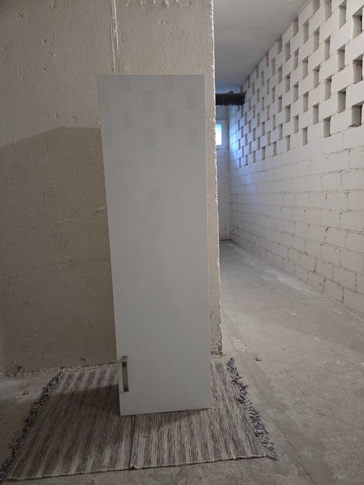 szafka słupek łazienkowy wiszący