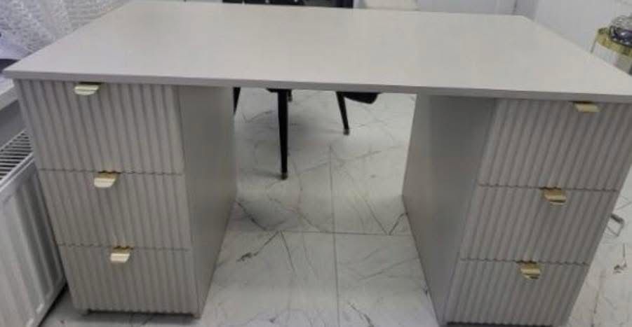 Biurko ryflowane w kolorze bialym